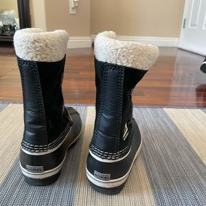 Sorel kids snow boots size 13.worn once.